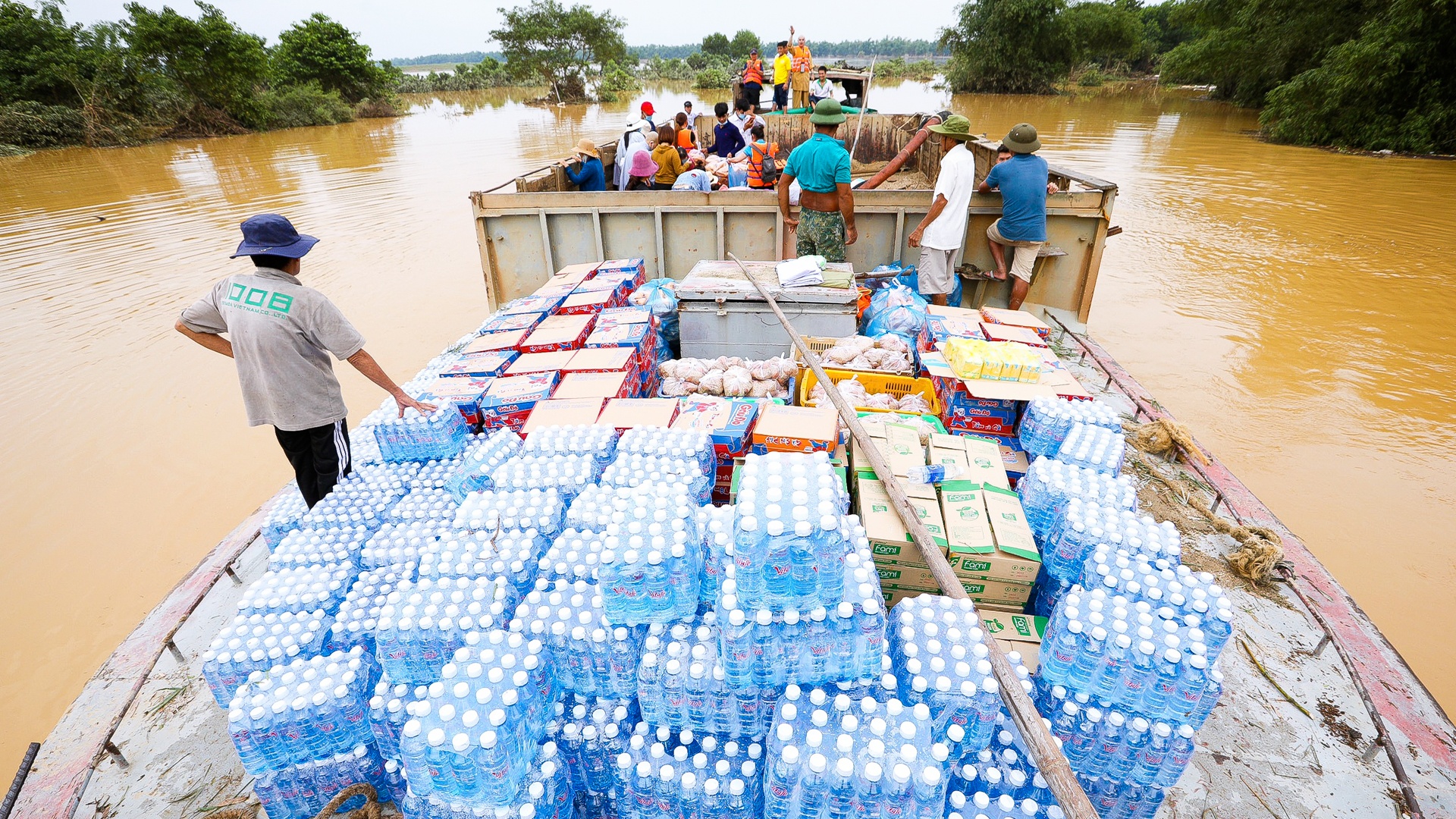 cuu tro cung lu mien Trung anh 4