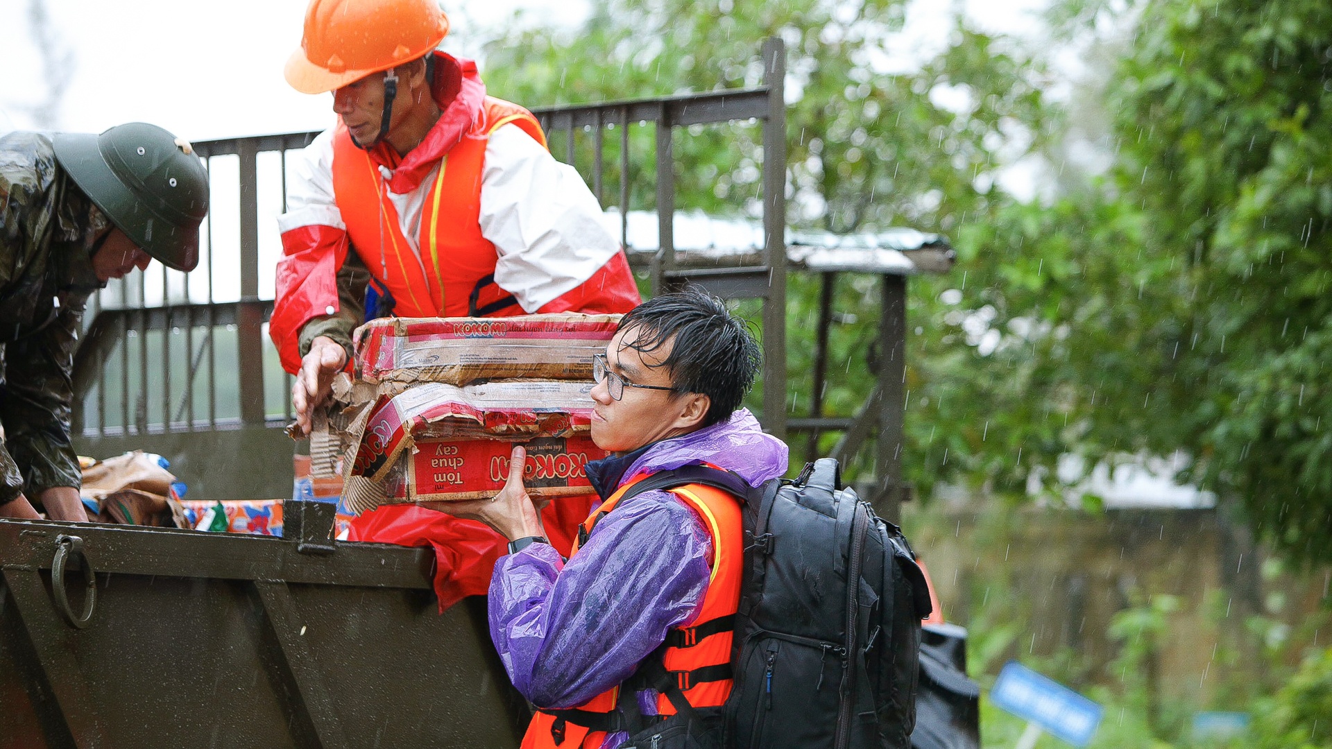 cuu tro cung lu mien Trung anh 1
