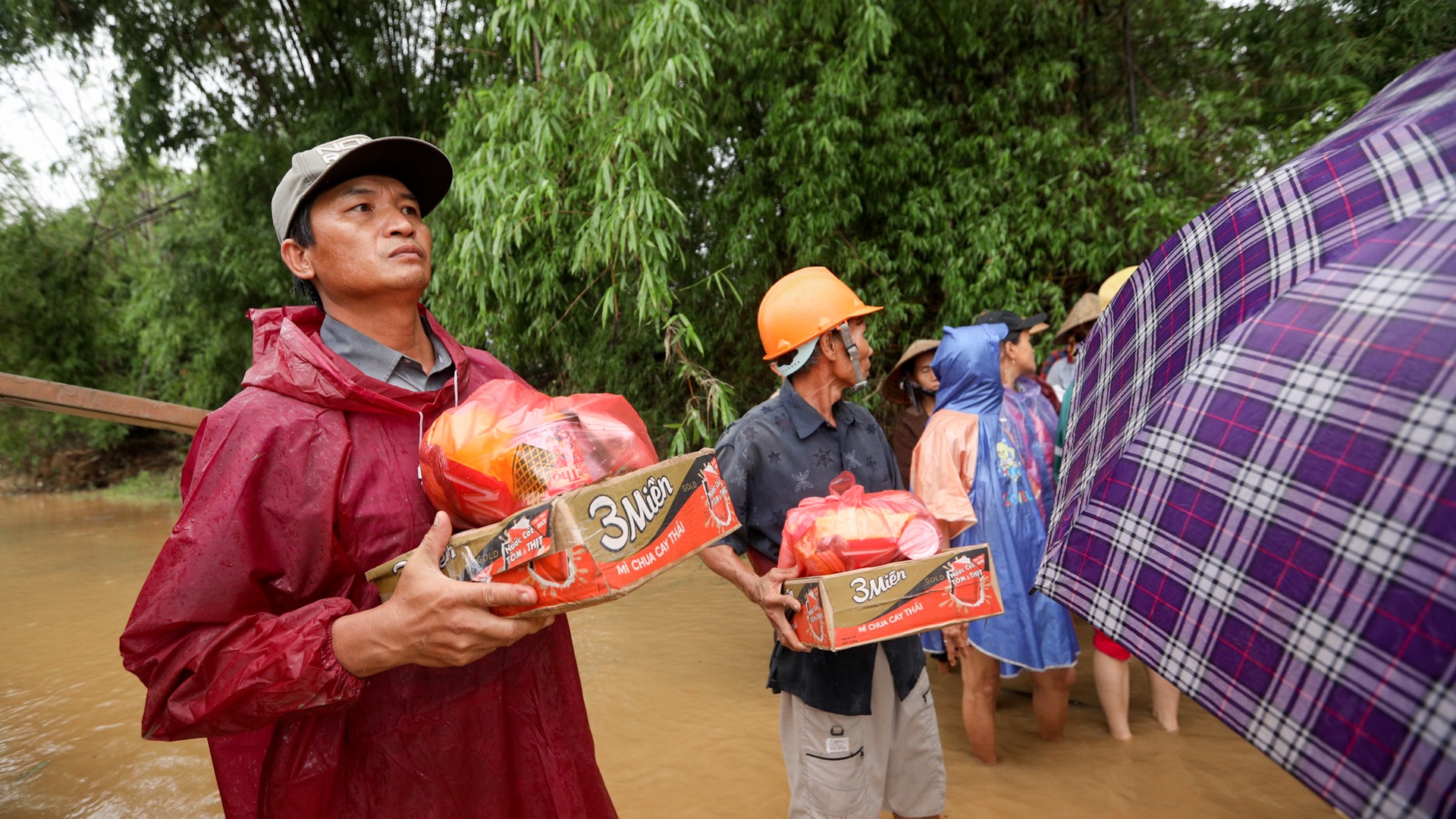 cuu tro cung lu mien Trung anh 9
