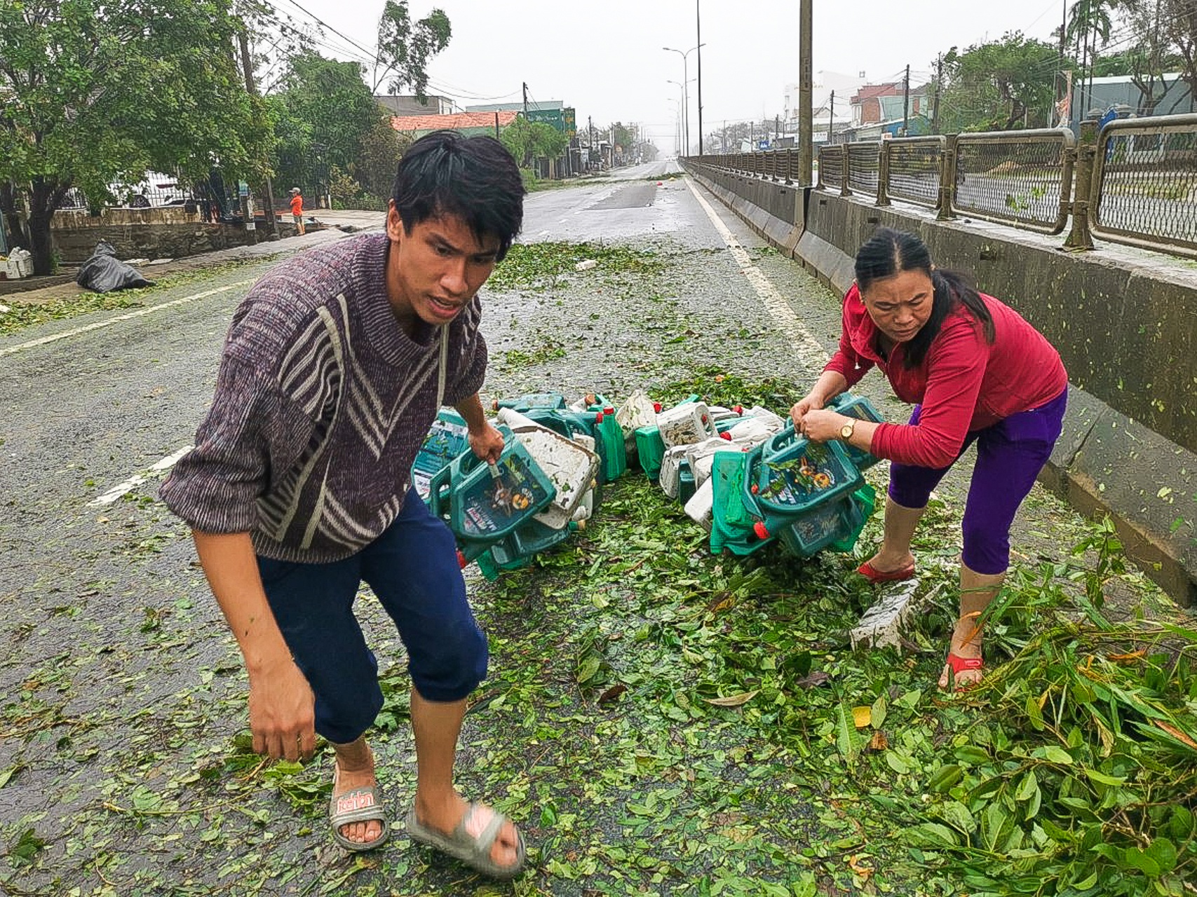 Nguoi dan ra duong nhat lai do dung sau bao so 9 hinh anh