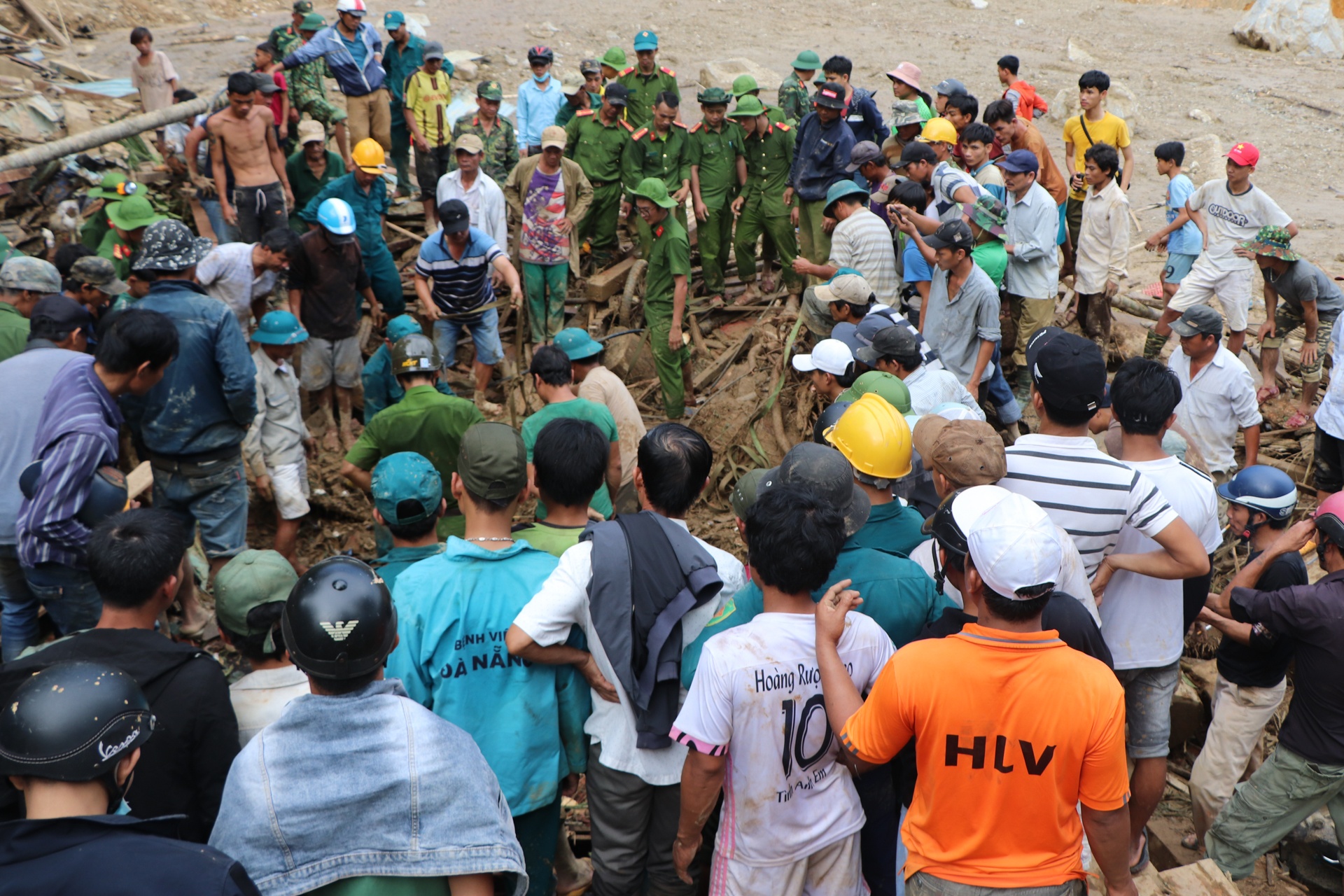 Gao khoc tim kiem nguoi than duoi dat da o Tra Leng hinh anh