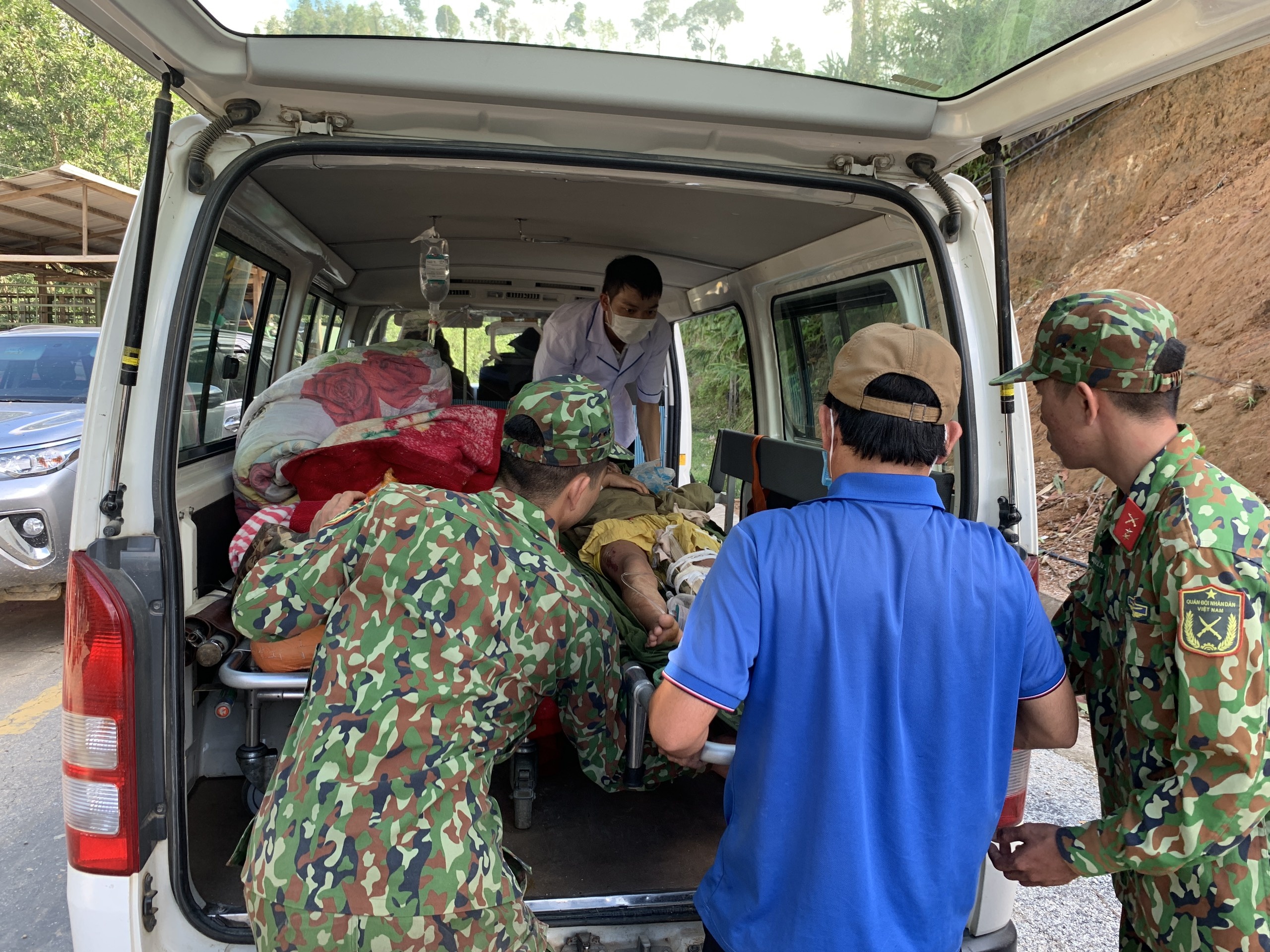 cuu song nguoi o Nam Tra My anh 6