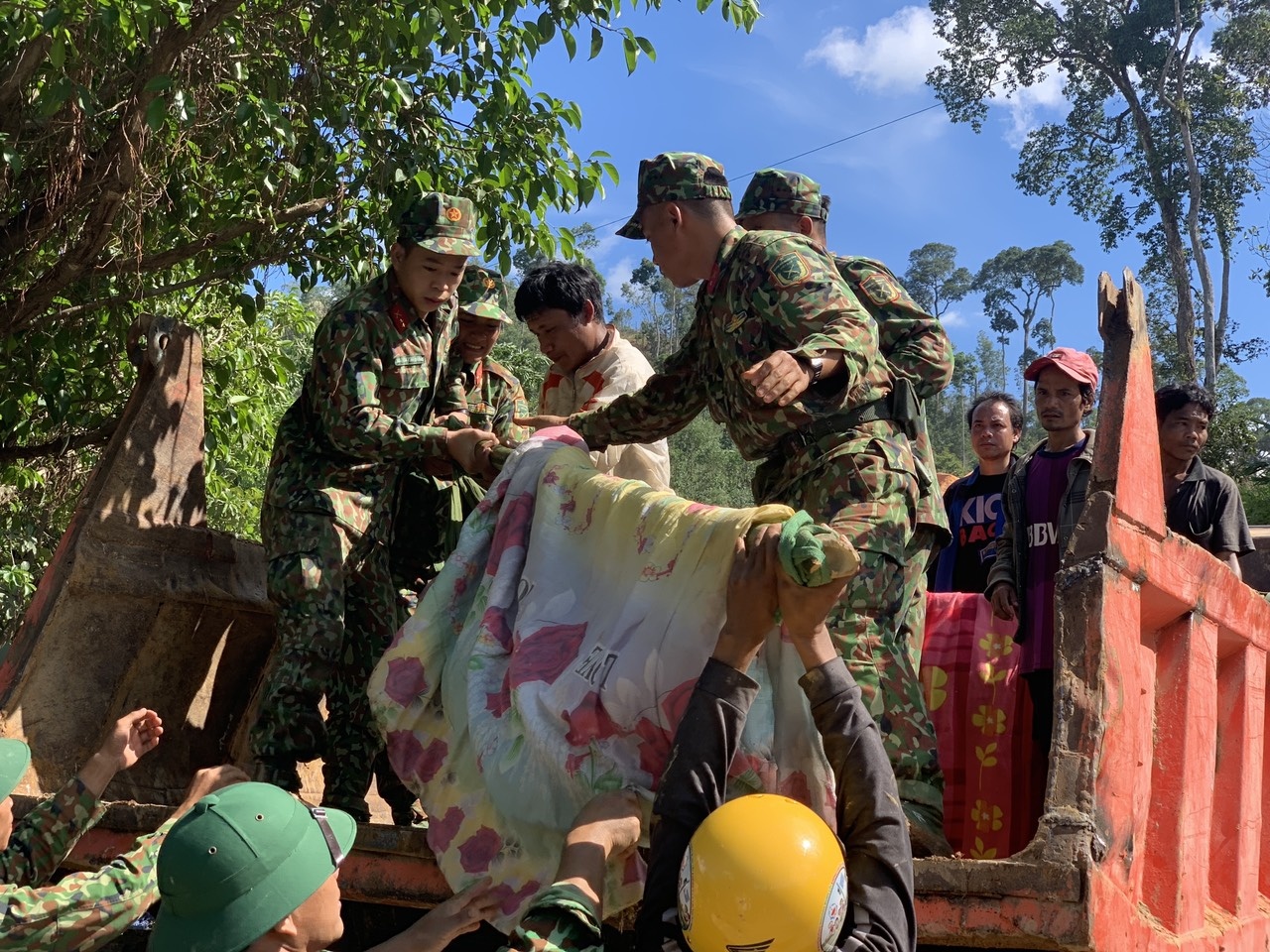 cuu song nguoi o Nam Tra My anh 1