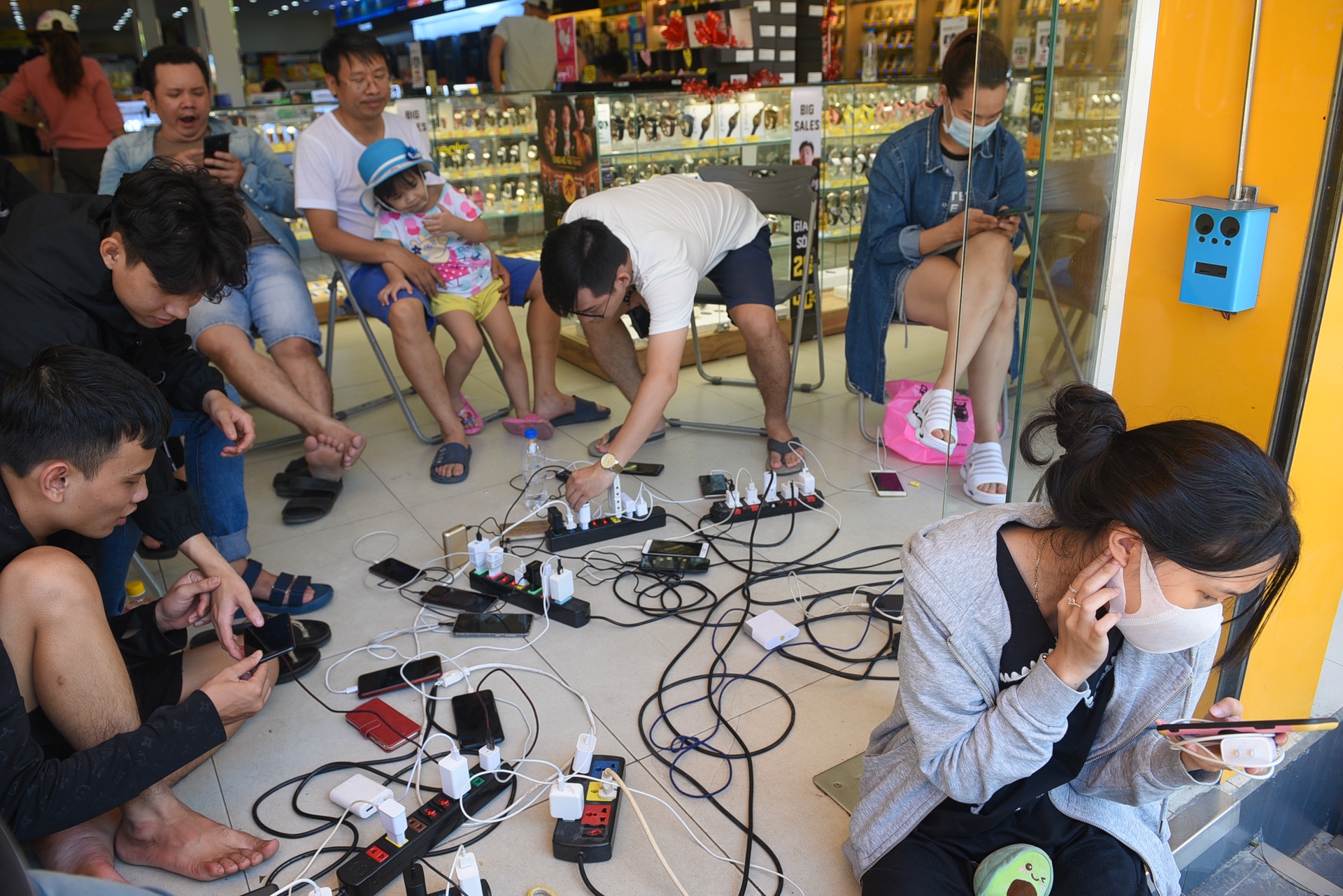 Nguoi Quang Ngai cap toc mua may phat dien, di sac dien thoai nho hinh anh