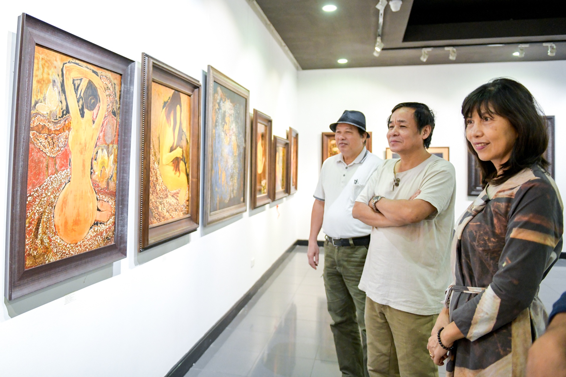 tranh khoa than ve phu nu Viet Nam anh 2