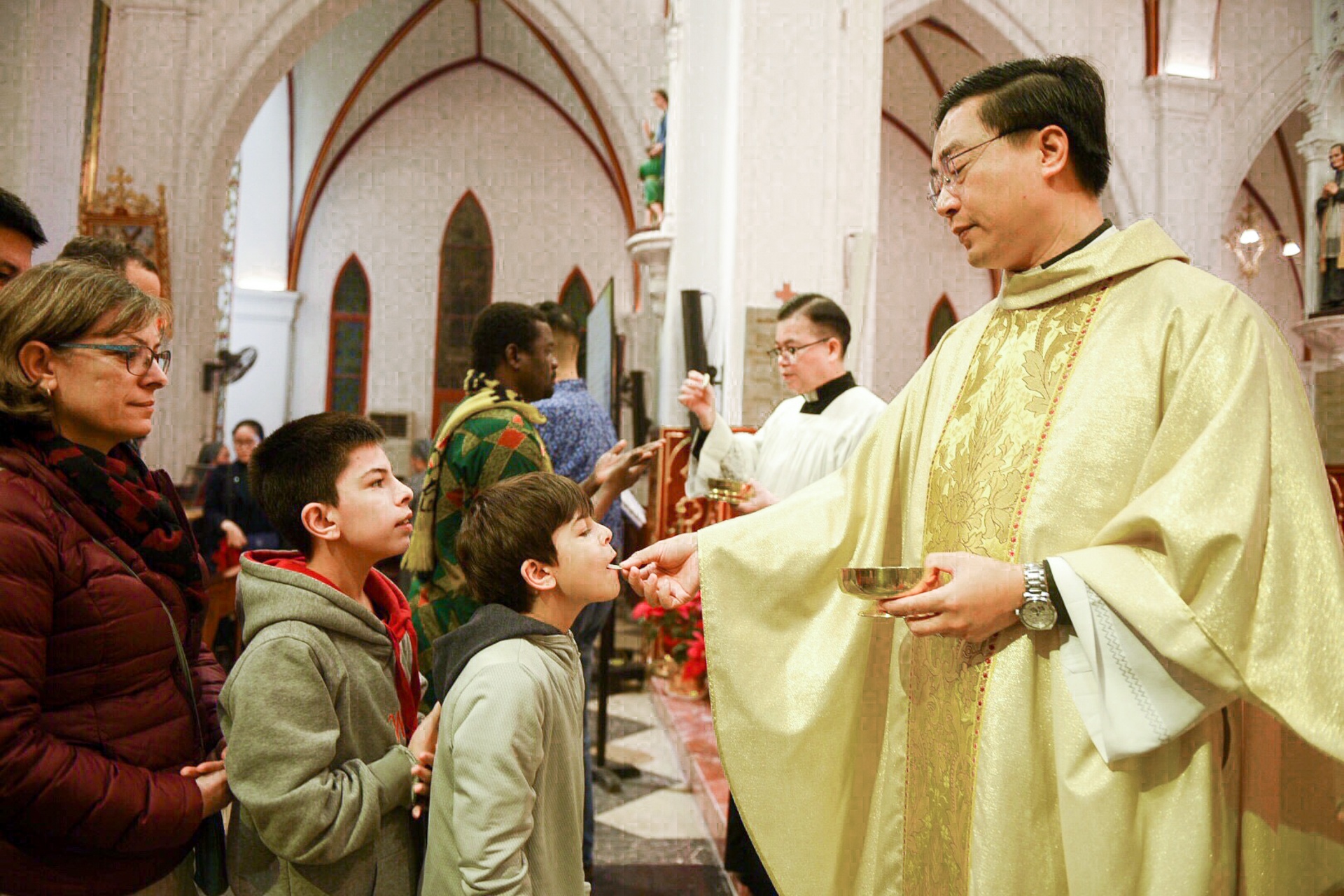 Hang nghin nguoi den nha tho lam le trong dem Noel hinh anh