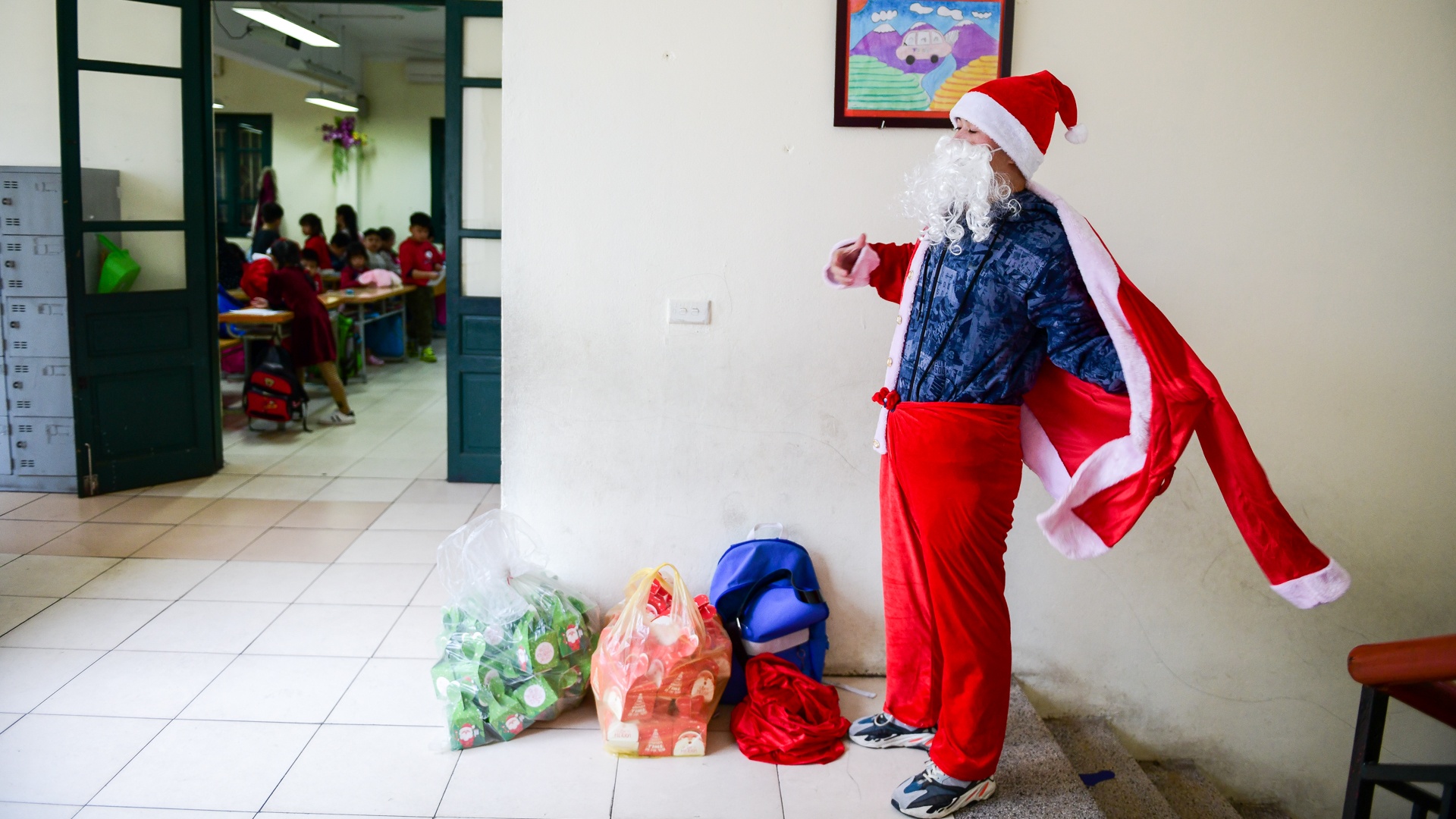 mot ngay phat qua cua ong gia noel anh 7