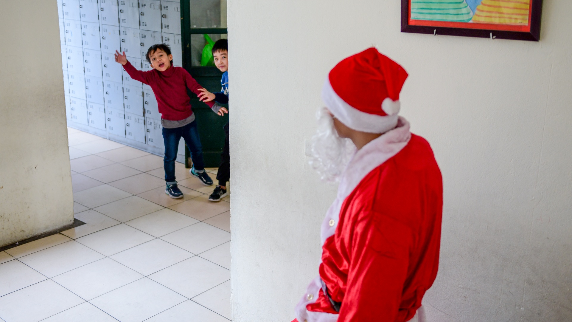 mot ngay phat qua cua ong gia noel anh 8