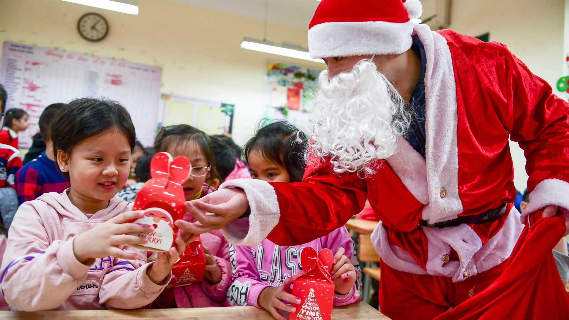 mot ngay phat qua cua ong gia noel anh 10