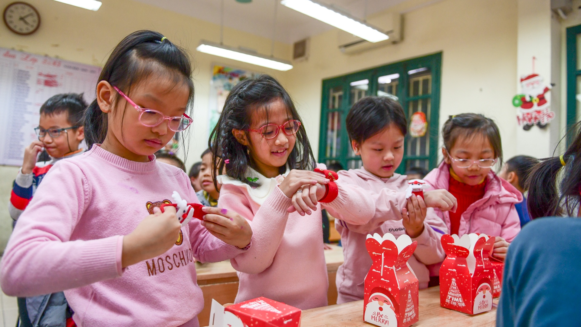 mot ngay phat qua cua ong gia noel anh 11