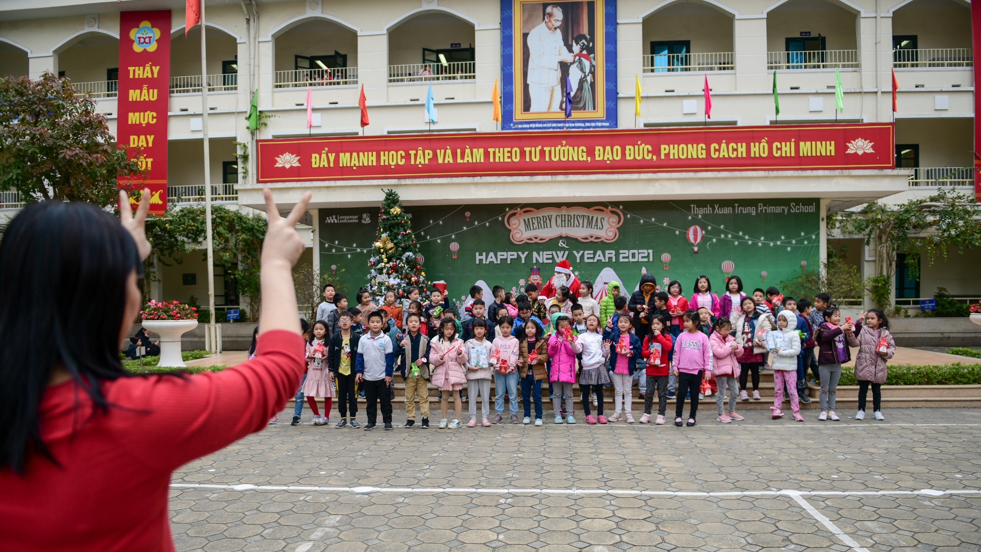 mot ngay phat qua cua ong gia noel anh 12