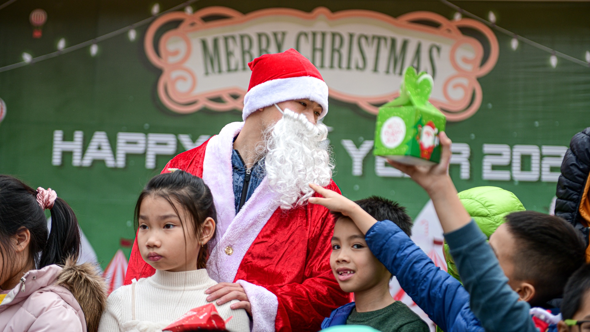 mot ngay phat qua cua ong gia noel anh 13