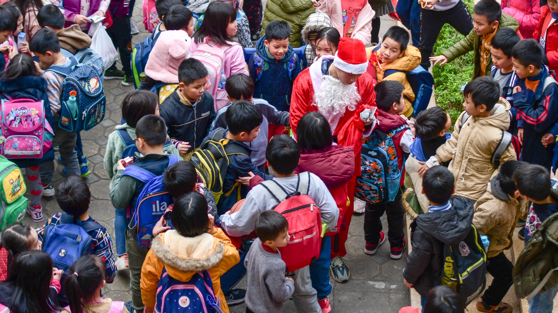 mot ngay phat qua cua ong gia noel anh 14