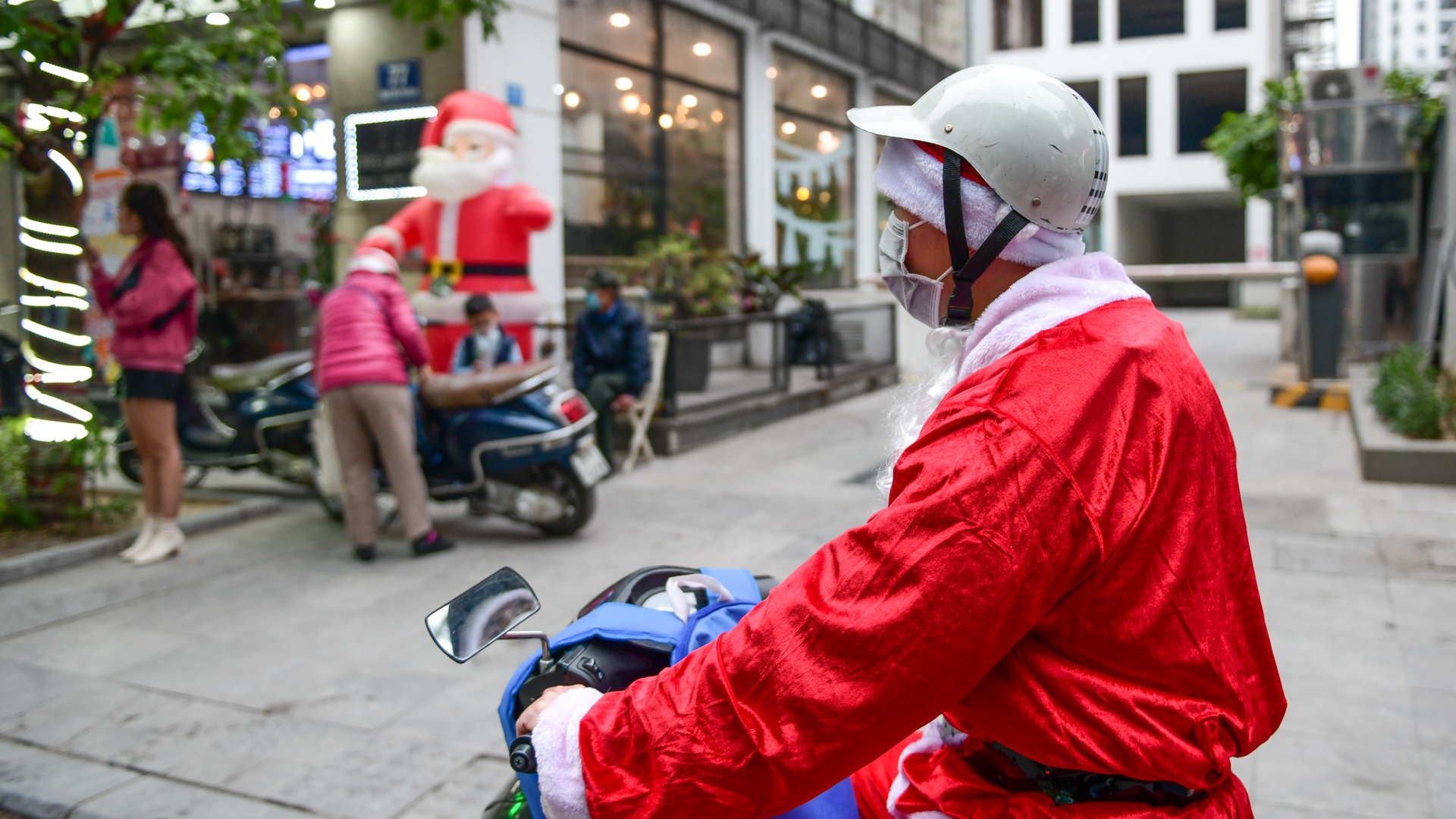 mot ngay phat qua cua ong gia noel anh 15