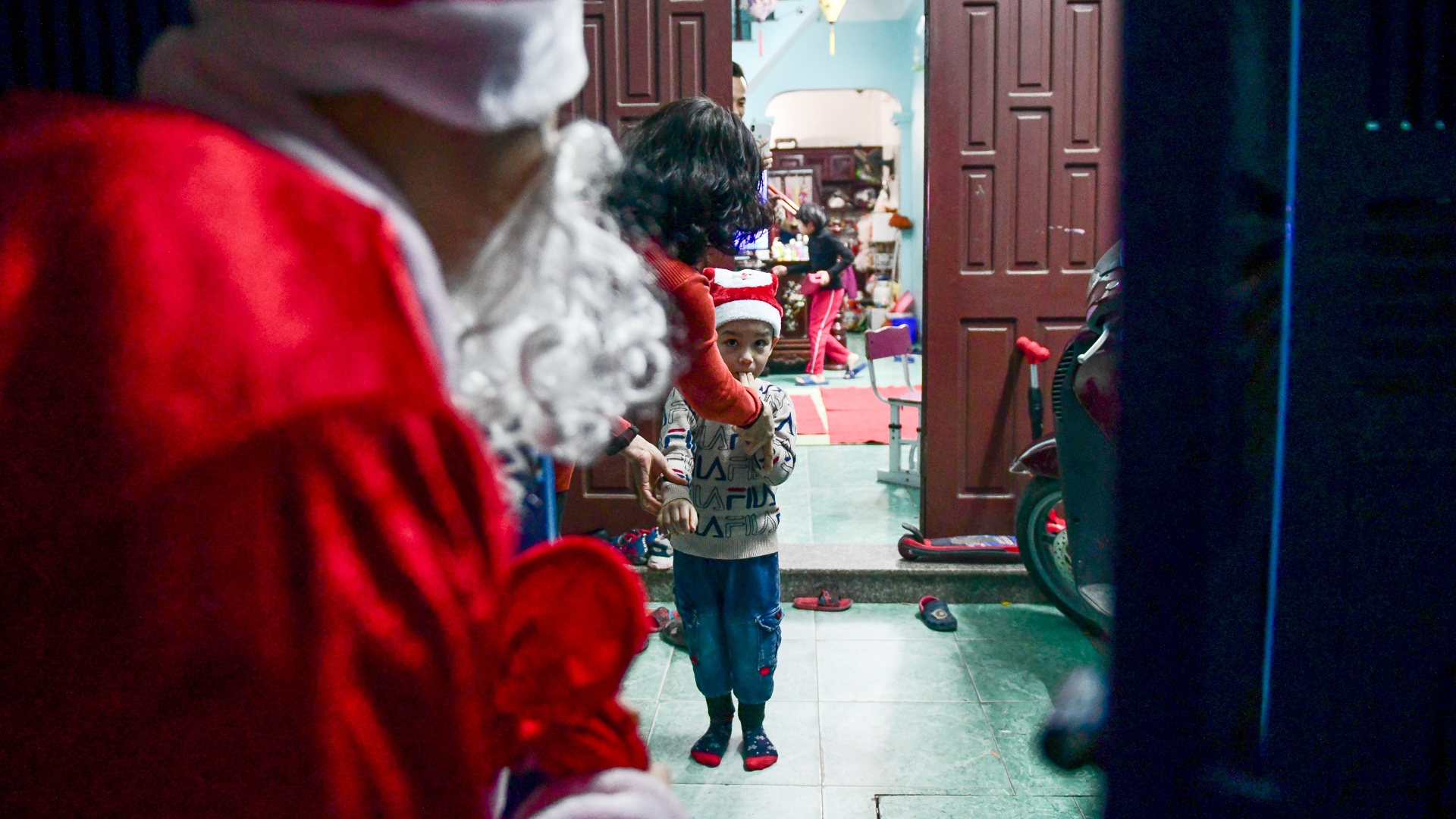 mot ngay phat qua cua ong gia noel anh 16