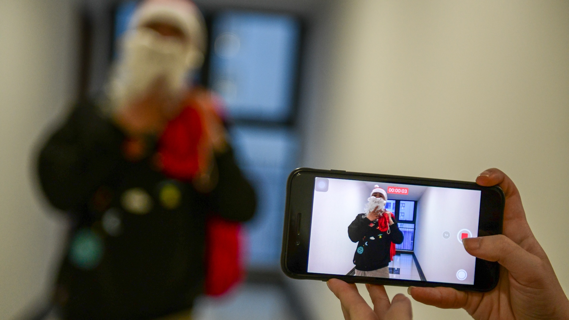 mot ngay phat qua cua ong gia noel anh 2