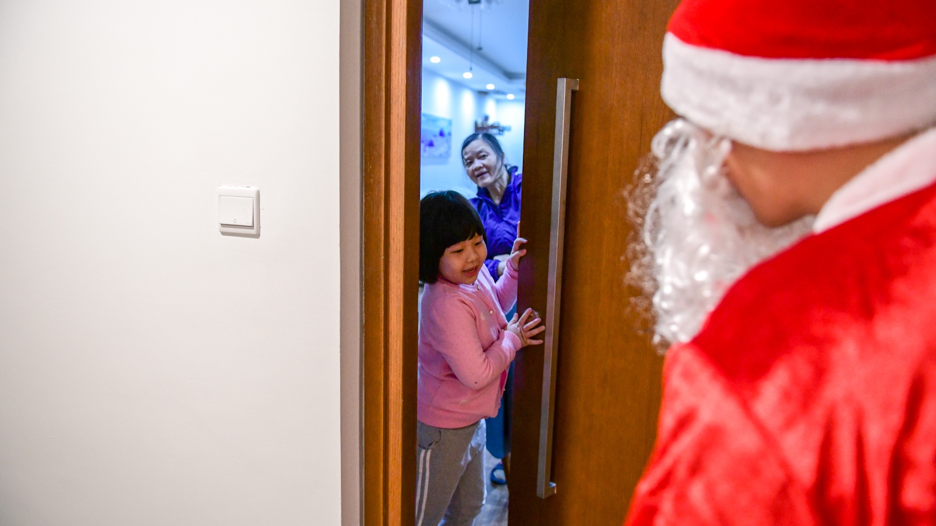 mot ngay phat qua cua ong gia noel anh 21