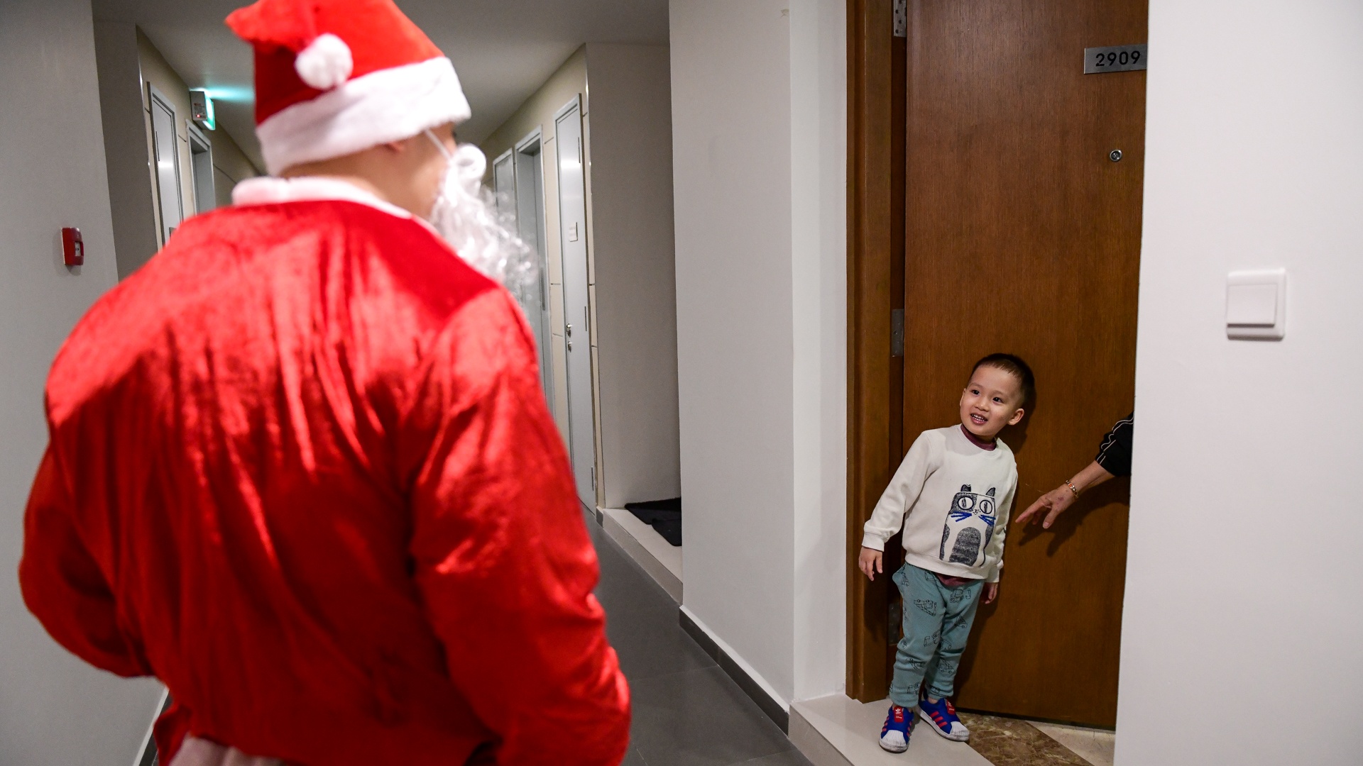 mot ngay phat qua cua ong gia noel anh 22