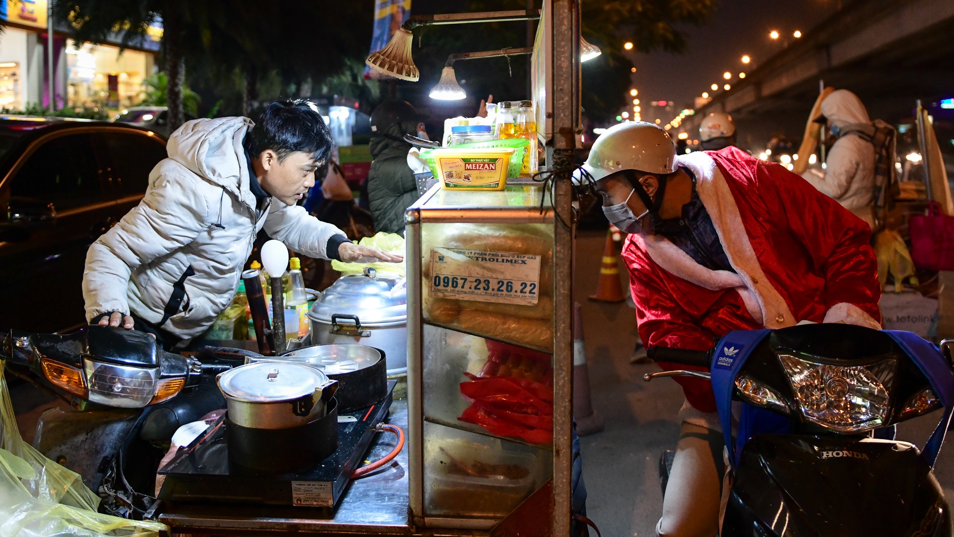 mot ngay phat qua cua ong gia noel anh 24