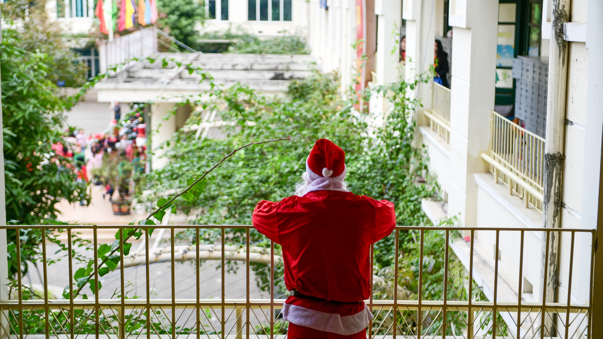 mot ngay phat qua cua ong gia noel anh 26