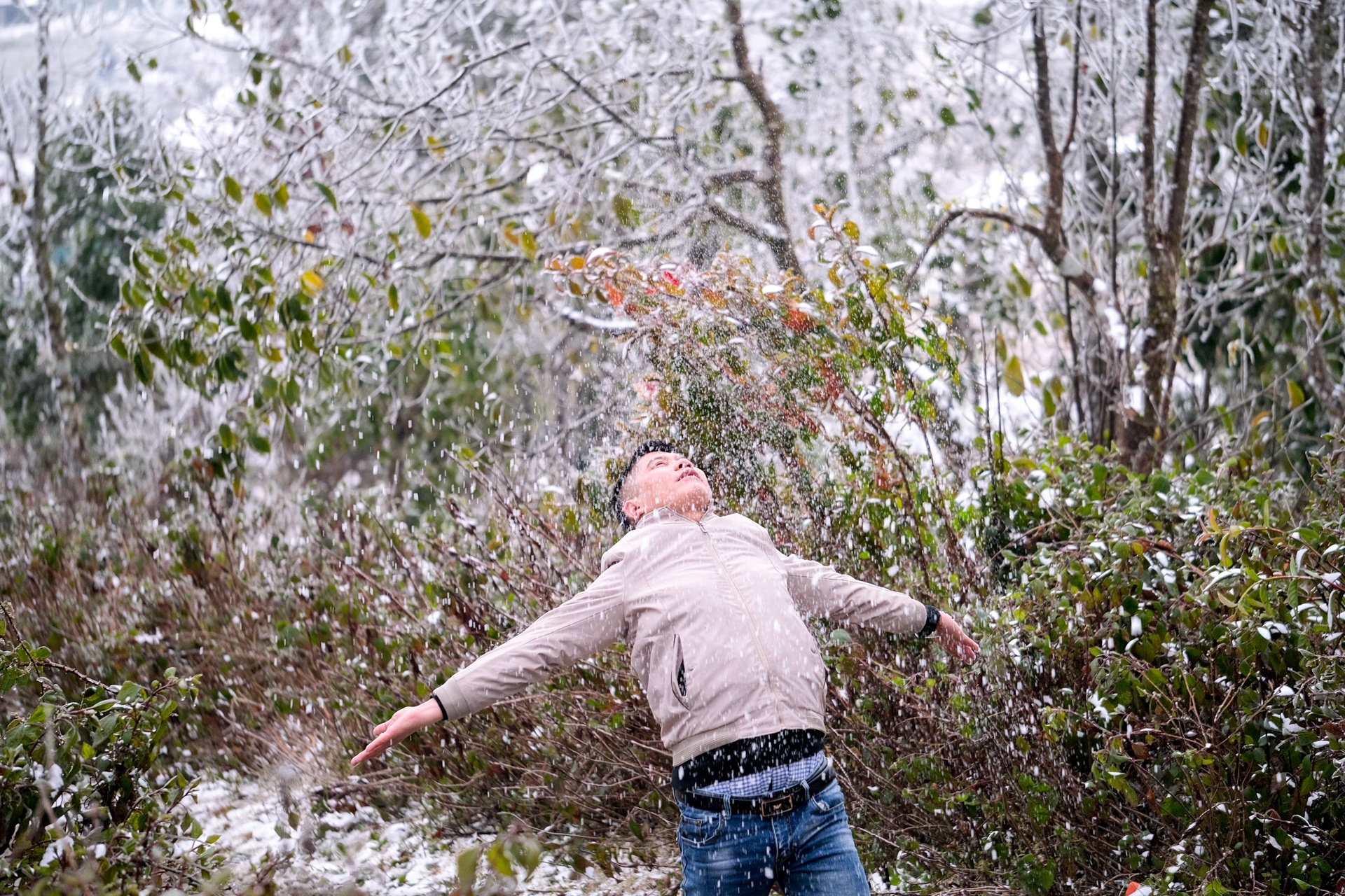 chup anh voi tuyet roi o Y Ty anh 8