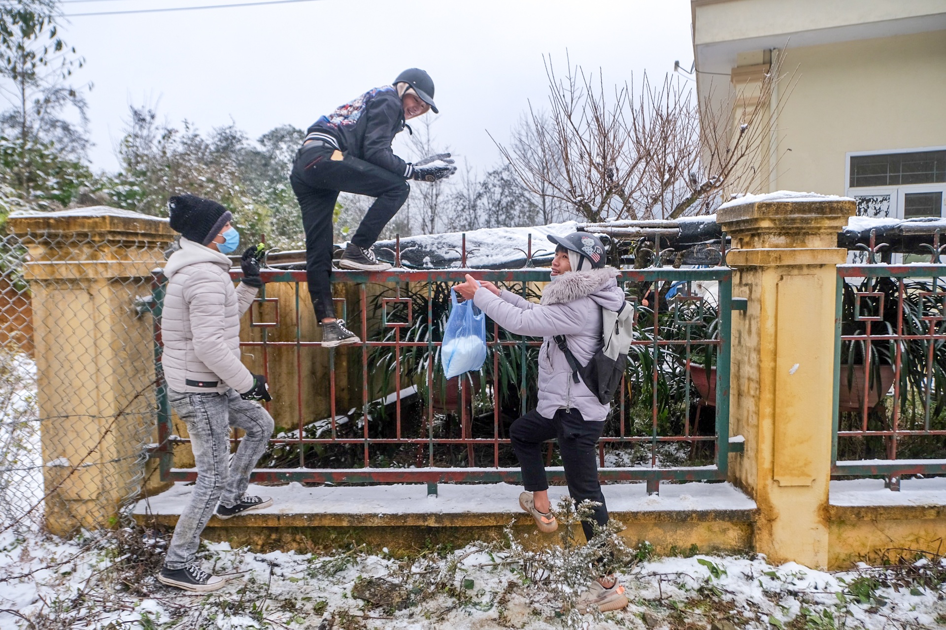 chup anh voi tuyet roi o Y Ty anh 9