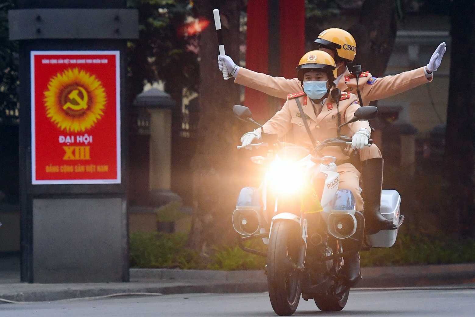 Doan xe dai bieu tien ve Trung tam Hoi nghi Quoc gia hinh anh