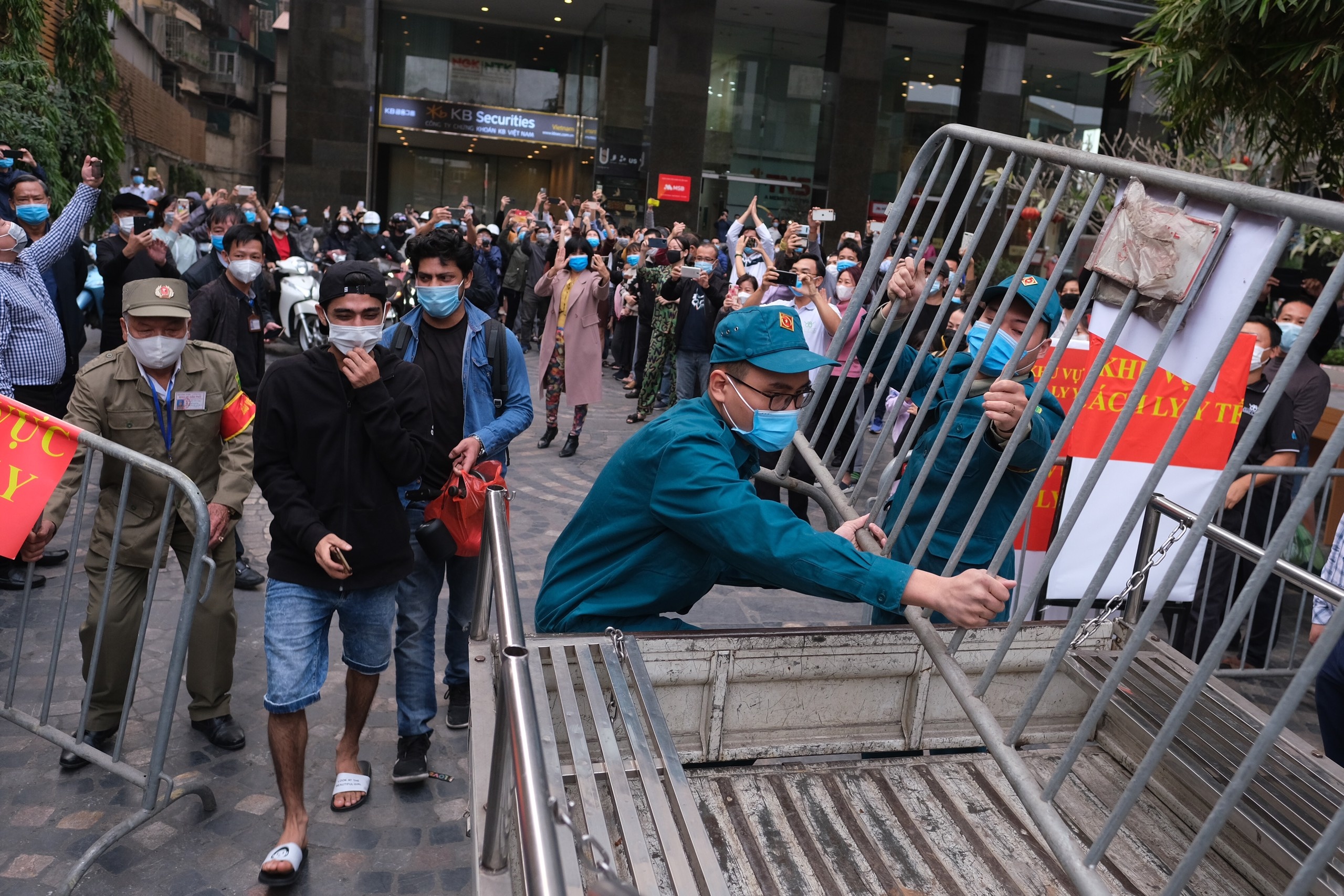 Go cach ly toa nha Sky City sau 24 gio phong toa hinh anh