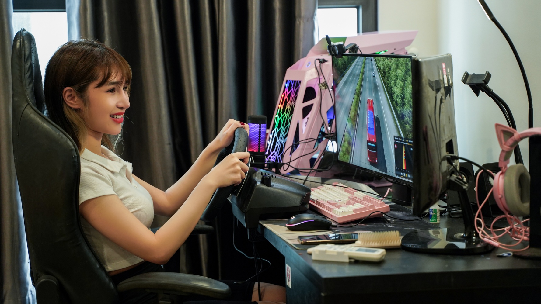 nu streamer lai xe ao anh 2