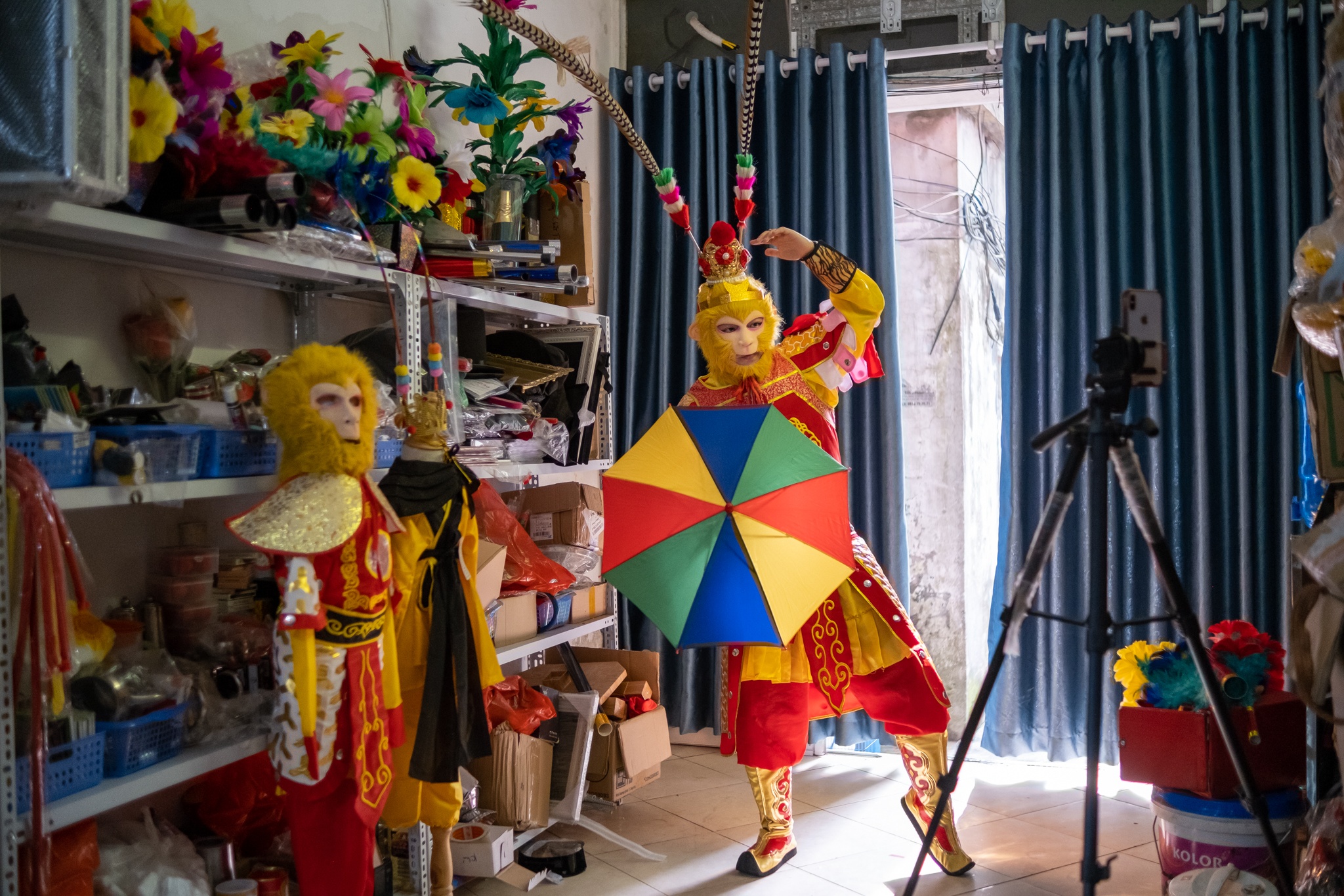 lam gi mua covid anh 13