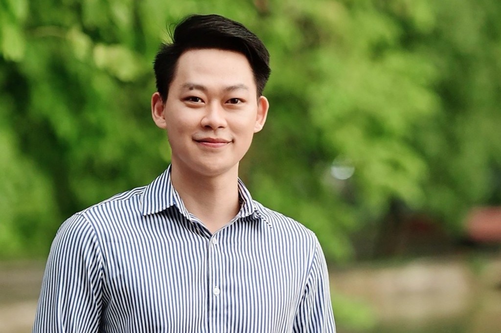 Chang trai thuc hien podcast giup ban tre bay to noi long trong dich hinh anh