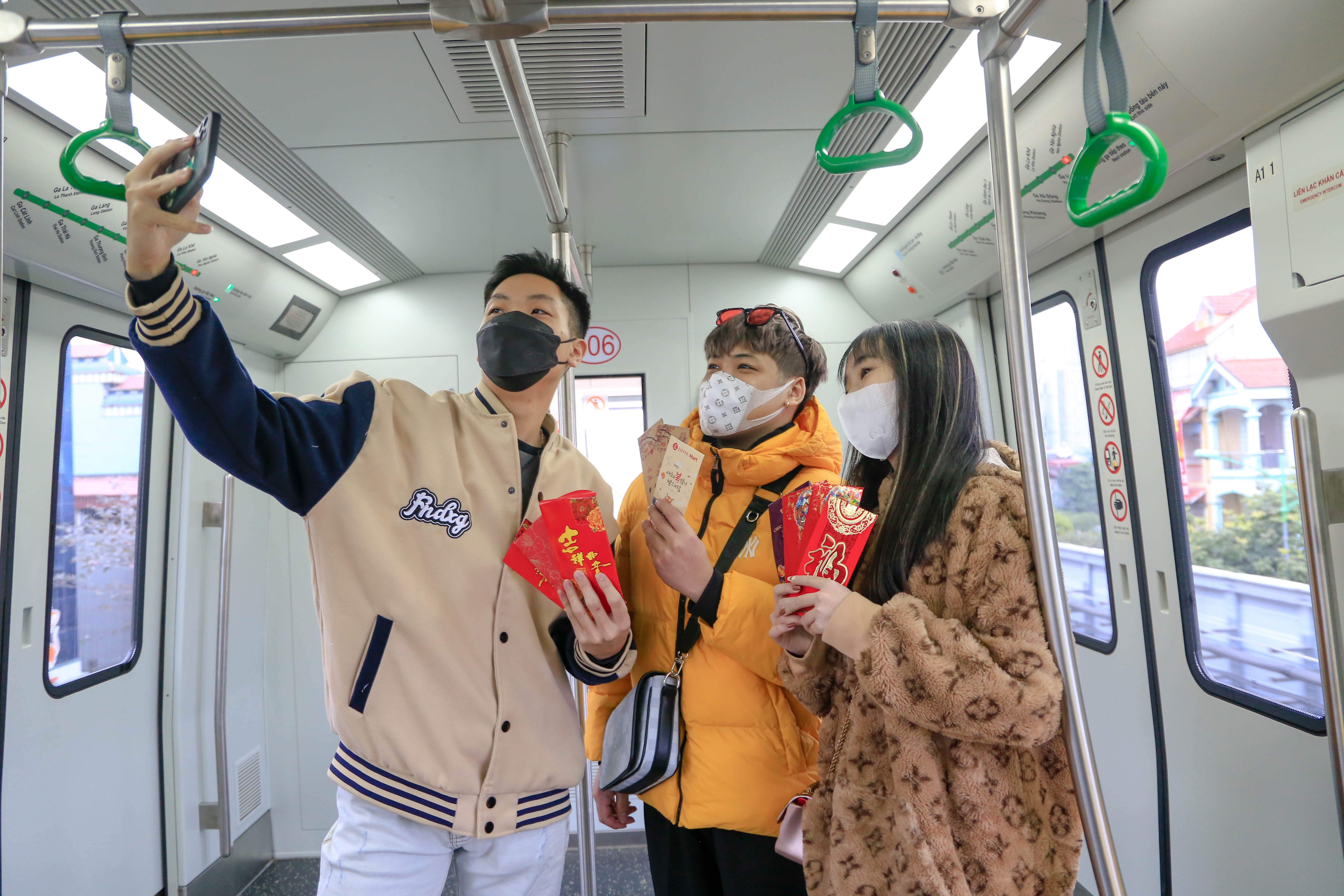 Du xuan, di chuc Tet bang tau dien Cat Linh - Ha Dong hinh anh