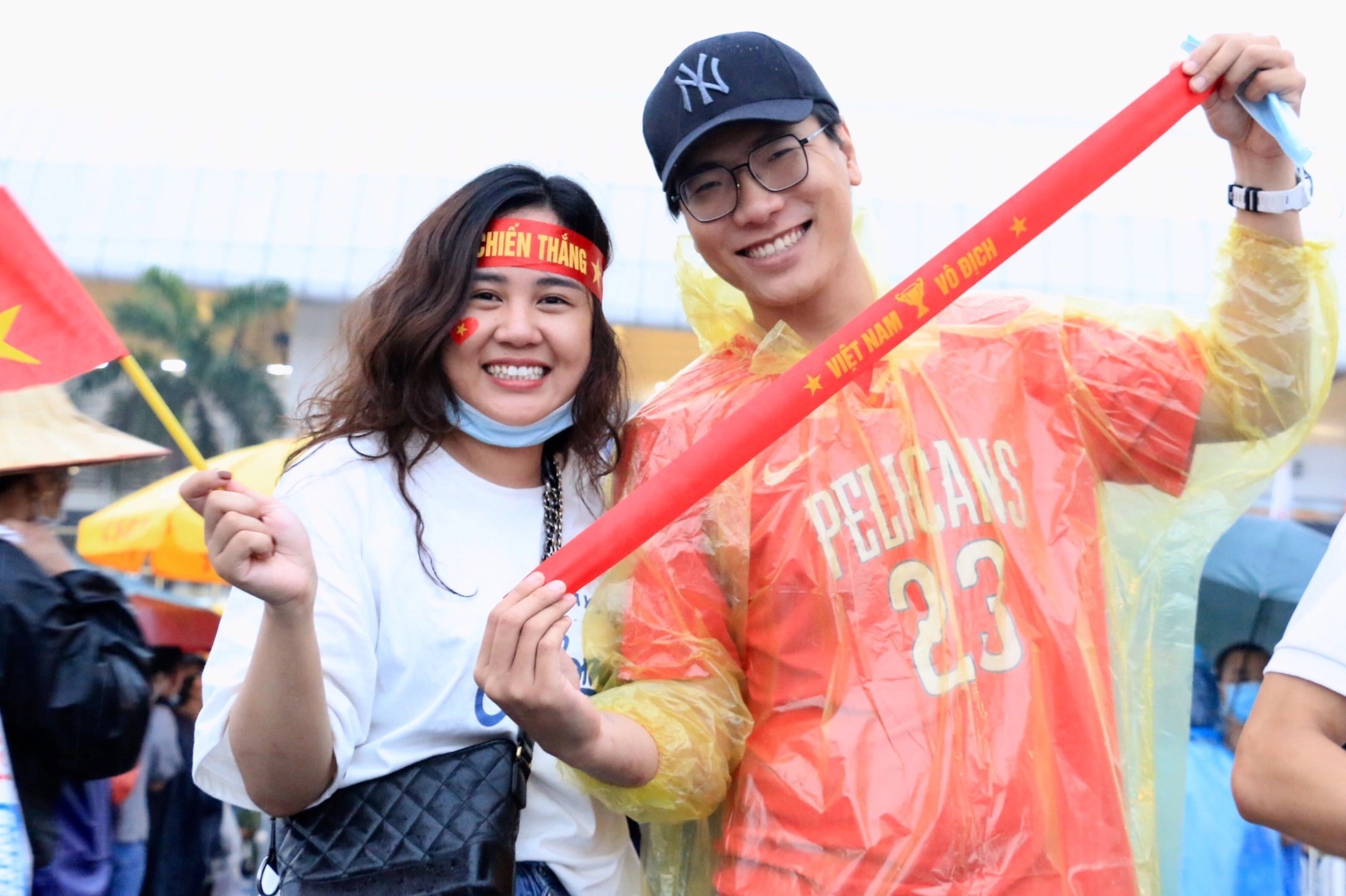 CDV xep hang vao san My Dinh xem chung ket bong da SEA Games hinh anh