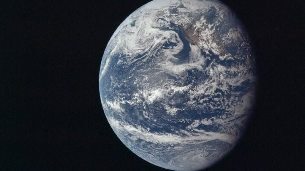 Trai Dat dang dan lech truc hinh anh