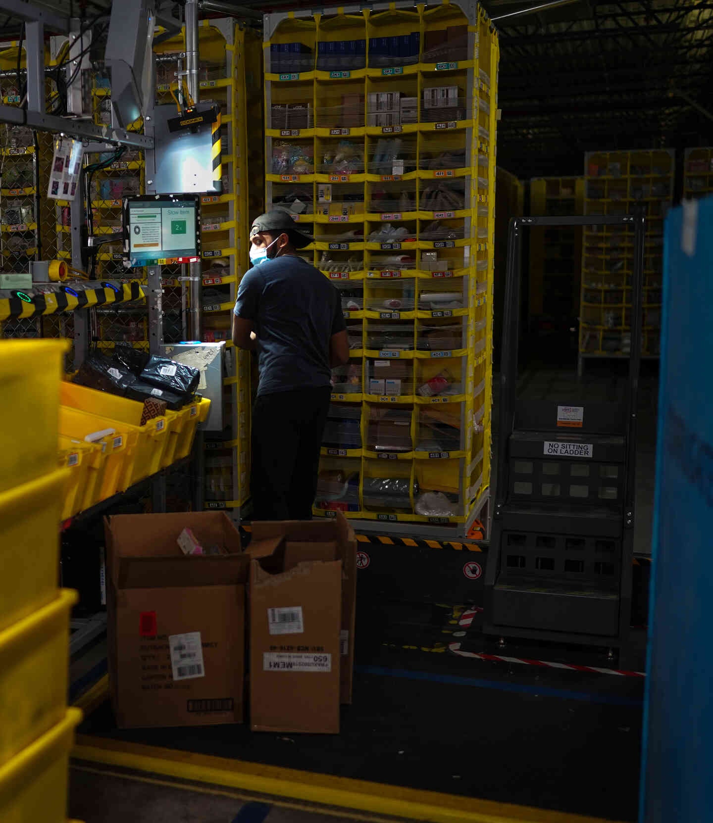 Amazon doi xu nhan vien nhu may moc anh 2