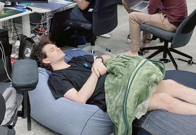 Ty phu coin o nha thue, ngu tai van phong hinh anh