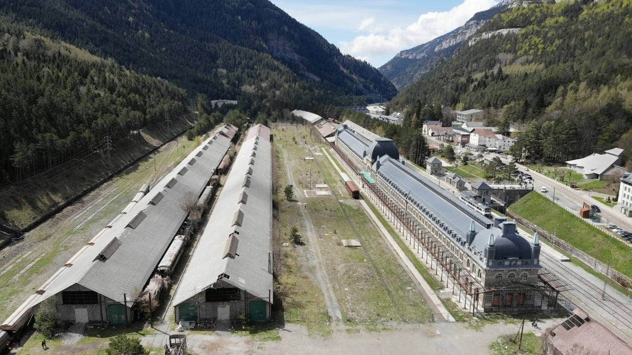 Ga xe lua tro thanh khach san anh 2