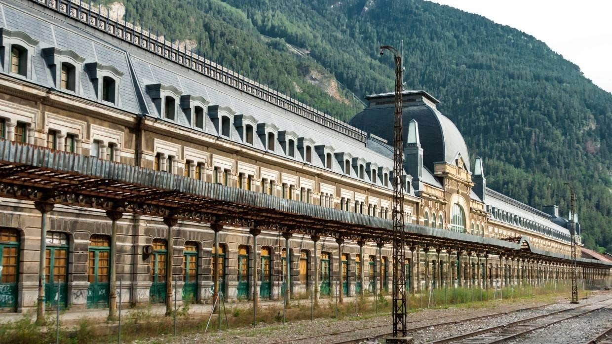 Ga xe lua tro thanh khach san anh 1