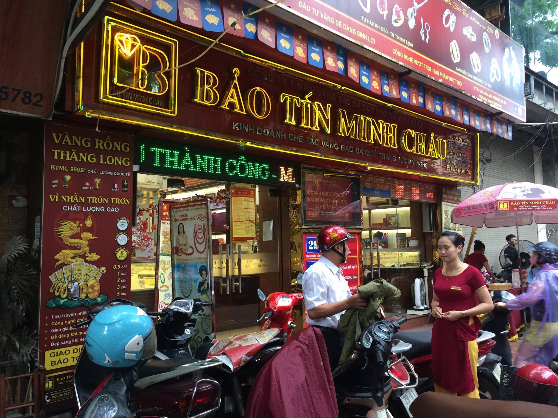 Nguoi Ha Noi doi mua mua ban vang hinh anh