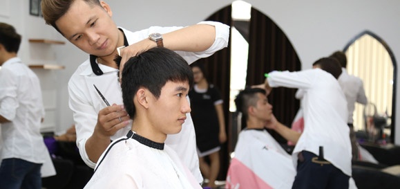 Ong chu HKPhone 'bom' tien ty mo salon toc hinh anh