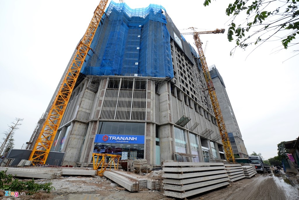 Dinh chi hoat dong sieu thi moc duoi chan cong truong hinh anh