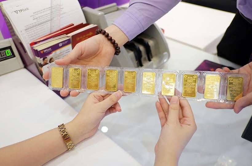 Nguoi vay no vang dung ngoi khong yen vi khong mua duoc vang tra no hinh anh