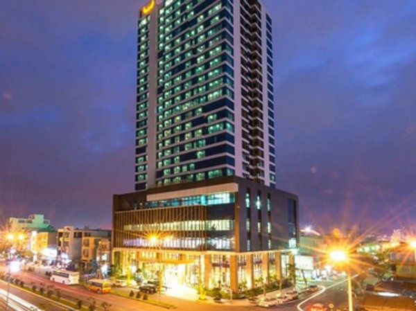 'Vo tran' khach san Da Nang: Nhin nhau ban thao, thoat lo hinh anh