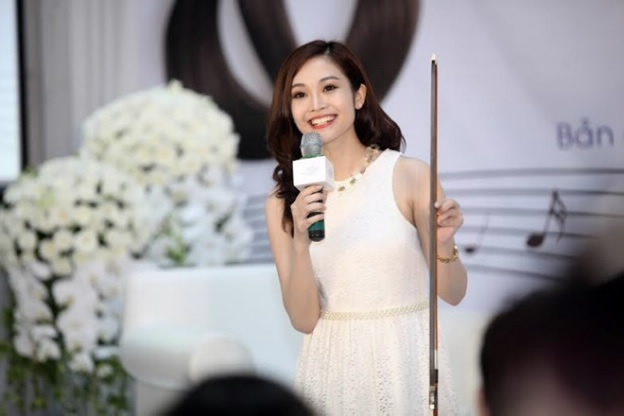 MC Thùy Linh giới thiệu cây violin độc đáo được làm từ tóc trong buổi họp báo chương trình Hair Sonata.