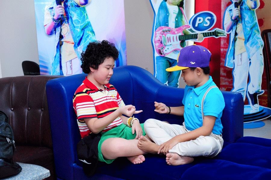 Bé tóc xù Hoàng Anh luôn gây chú ý bởi sự vui vẻ, hài hước cả trên sân khấu lẫn trong hậu trường.