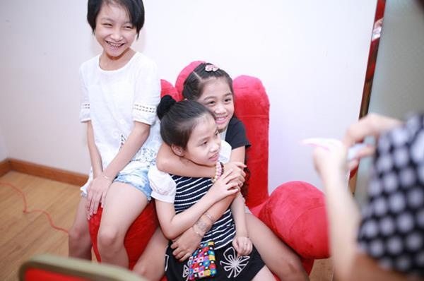 Cô bé “Đóng nhanh lúa tốt” Hà Trang “ngạt thở” trong vòng tay Nhã Thy.