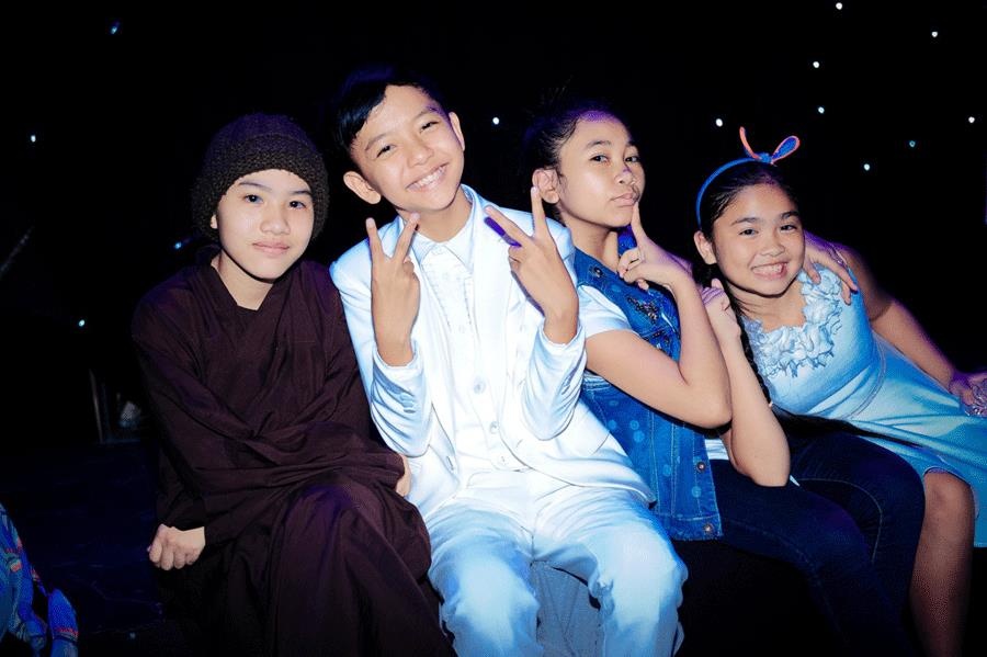 Cô bé quy y Huyền Trân vốn rụt rè và ít nói đã có thể chia sẻ và có nhiều kỉ niệm vui với những người bạn mới.
