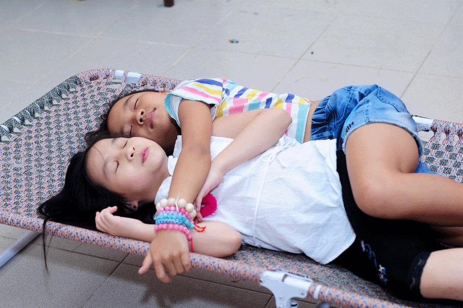 Quỳnh Anh và Hà Trang tranh thủ ôm nhau ngủ trong hậu trường.