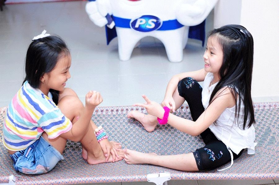 Sau đó, cả hai chơi trò oẳn tù tì rất vui nhộn.