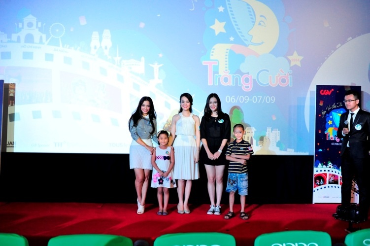 Thụy Vân, Hoàng Anh và Thúy Hằng chụp ảnh lưu niệm tại chương trình.